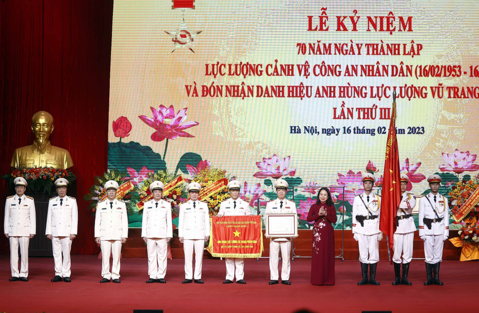 Quyền Chủ tịch nước Võ Thị Ánh Xuân trao Danh hiệu Anh hùng Lực lượng vũ trang nhân dân tặng lực lượng Cảnh vệ Công an nhân dân. (Ảnh: Thống Nhất/TTXVN)
