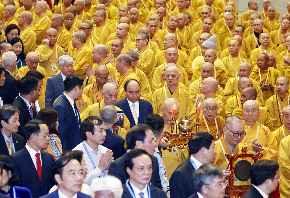 Nghi thức cung nghinh Chủ tịch nước Nguyễn Xuân Phúc và Chư Tôn đức Giáo phẩm quang lâm đại hội. (Ảnh: Thống Nhất/TTXVN)