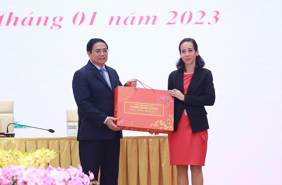 Thủ tướng Phạm Minh Chính tặng quà cho bà Aurélia Nguyen, kiều bào Pháp, Giám đốc chiến lược Chương trình của Liên minh Toàn cầu về vaccine và tiêm chủng (GAVI), nguyên Giám đốc điều hành cơ chế COVAX. (Ảnh: Dương Giang/TTXVN)