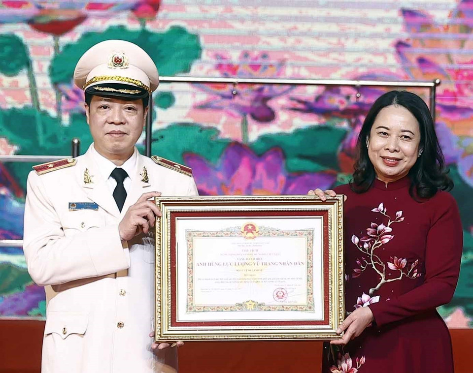 Quyền Chủ tịch nước Võ Thị Ánh Xuân trao Danh hiệu Anh hùng Lực lượng vũ trang nhân dân tặng lực lượng Cảnh vệ Công an nhân dân. (Ảnh: Thống Nhất/TTXVN)