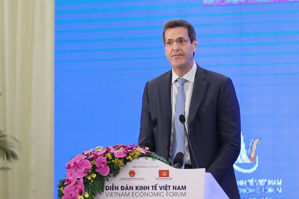 Ông Andrew Jeffries, Giám đốc quốc gia Ngân hàng Phát triển châu Á (ADB) phát biểu. Ông Jonathan Pincus, chuyên gia kinh tế trưởng Chương trình phát triển Liên hợp quốc UNDP tại Việt Nam phát biểu. (Ảnh: Dương Giang/TTXVN)