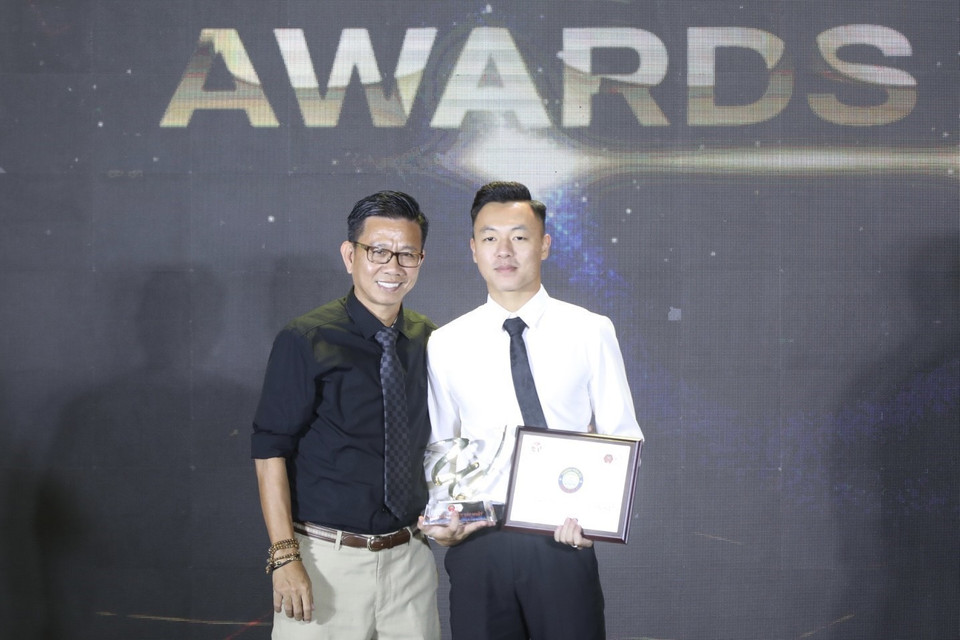 Ban Tổ chức trao giải cầu thủ trẻ xuất sắc nhất Giải Vô địch Quốc gia cho cầu thủ Nguyễn Thái Sơn của Câu lạc bộ Đông Á Thanh Hóa. (Ảnh: Minh Quyết/TTXVN)