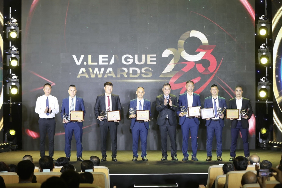 Ban Tổ chức trao Cúp và bảng danh vị cho các trọng tài xuất sắc nhất. (Ảnh: Minh Quyết/TTXVN)