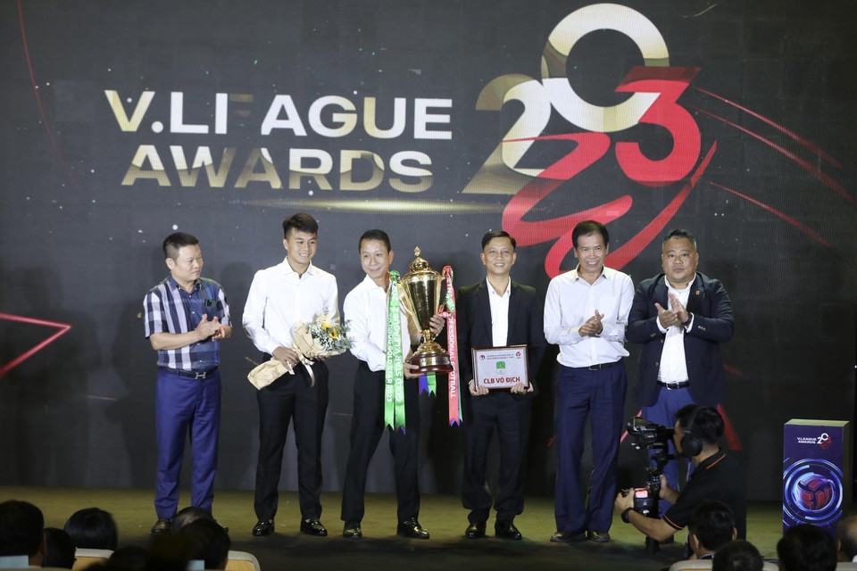 Ban Tổ chức trao Cúp hạng Nhất quốc gia cho Câu lạc bộ Quảng Nam. (Ảnh: Minh Quyết/TTXVN)