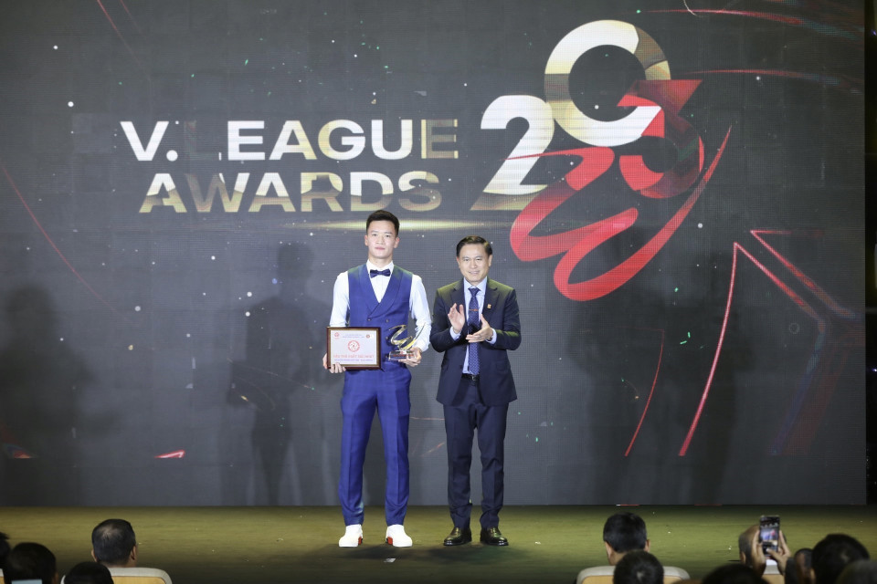 Ban Tổ chức trao giải cầu thủ xuất sắc nhất Giải Vô địch Quốc gia cho cầu thủ Nguyễn Hoàng Đức của Câu lạc bộ Viettel. (Ảnh: Minh Quyết/TTXVN)