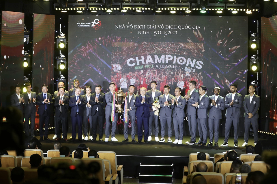 Ban Tổ chức trao Cúp cho Câu lạc bộ Vô địch Quốc gia Câu lạc bộ Công an Hà Nội. (Ảnh: Minh Quyết/TTXVN)