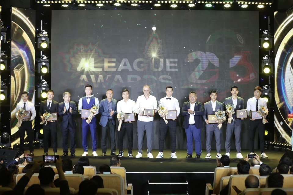 Ban Tổ chức trao bảng danh vị cho đội hình tiểu biểu và Huấn luyên viên tiêu biểu Giải Vô địch Quốc gia. (Ảnh: Minh Quyết/TTXVN)