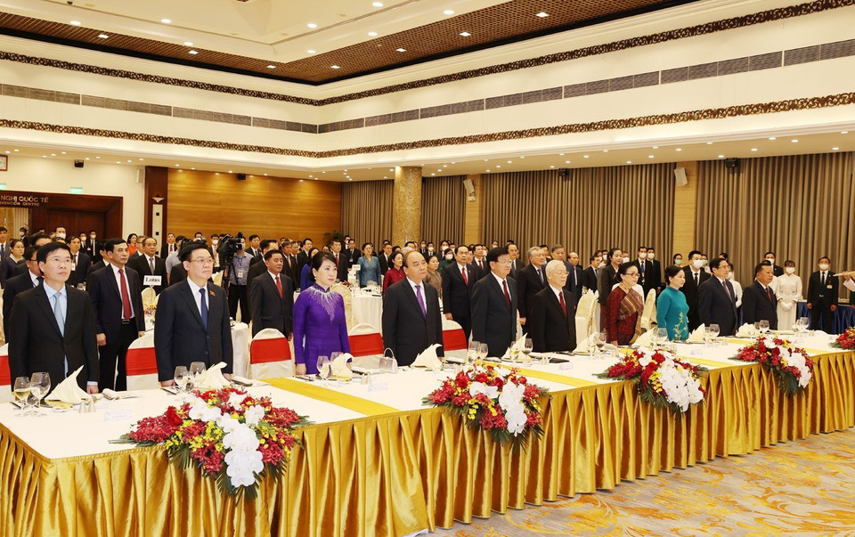 Tổng Bí thư Nguyễn Phú Trọng và Phu nhân, Chủ tịch nước Nguyễn Xuân Phúc và Phu nhân, Tổng Bí thư, Chủ tịch nước Lào Thongloun Sisoulith và Phu nhân cùng các đại biểu thực hiện nghi lễ chào cờ. (Ảnh: Trí Dũng/TTXVN)