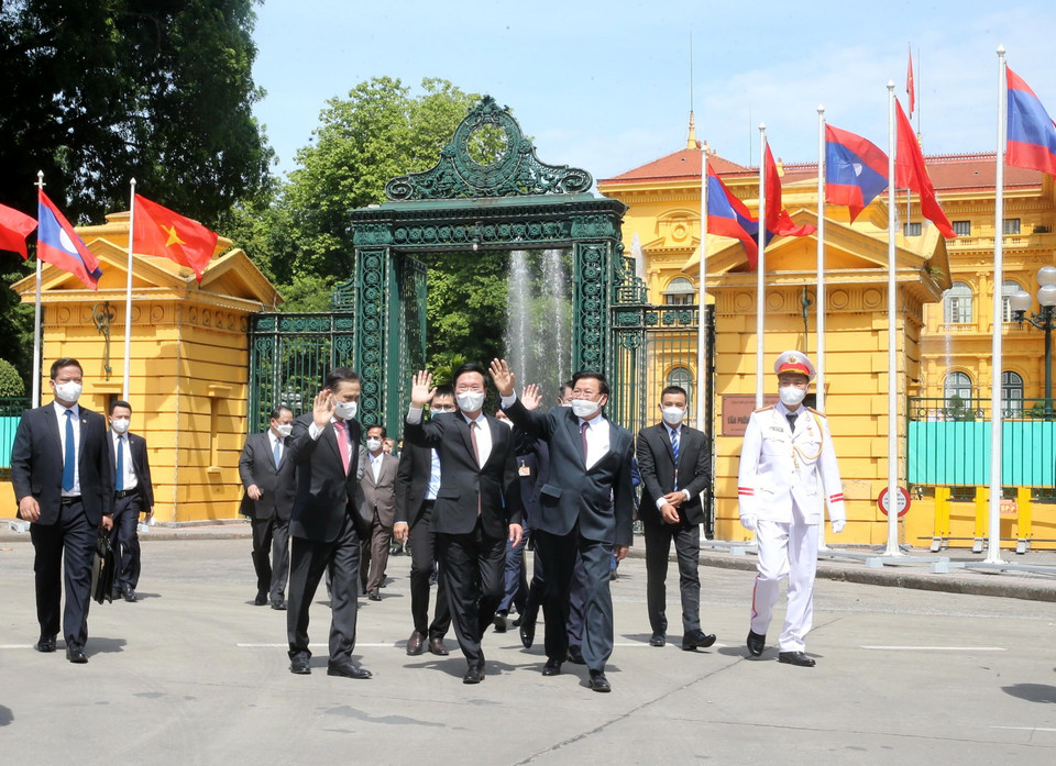 Nhân dân thủ đô Hà Nội đón chào Tổng Bí thư, Chủ tịch nước CHDCND Lào Thongloun Sisoulith sang thăm hữu nghị chính thức Việt Nam. (Ảnh: Lâm Khánh/TTXVN)