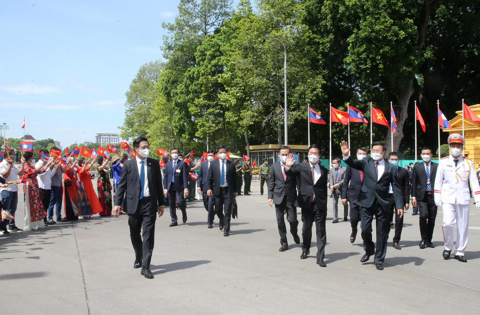 Nhân dân thủ đô Hà Nội đón chào Tổng Bí thư, Chủ tịch nước CHDCND Lào Thongloun Sisoulith sang thăm hữu nghị chính thức Việt Nam. (Ảnh: Lâm Khánh/TTXVN)