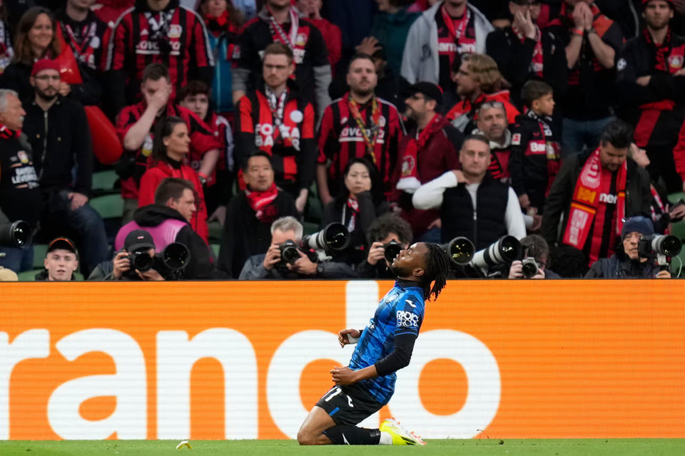 Trái ngược niềm vui của Ademola Lookman là nỗi buồn của các cổ động viên Leverkusen. (Nguồn: AP)