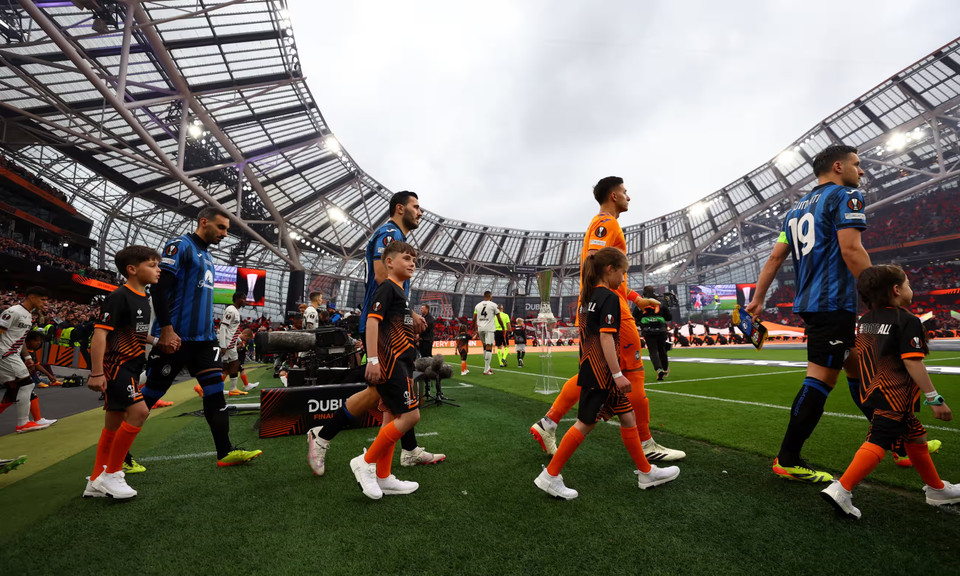 Cầu thủ của Atalanta và Leverkusen bước ra sân chuẩn bị cho trận chung kết Europa League. (Nguồn: Reuters)