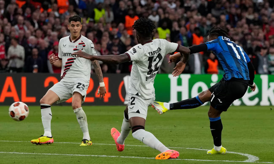 Đến phút 26, Ademola Lookman lại điền tên mình lên bảng tỷ số sau tình huống để mất bóng của cầu thủ Leverkusen từ giữa sân. (Nguồn: AP)