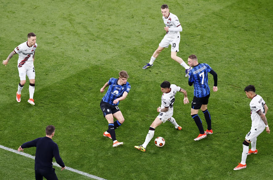 Trận đấu sau đó tiếp tục diễn ra không như ý muốn của Xabi Alonso khi mà Leverkusen chơi lép vế hơn đối thủ. (Nguồn: EPA)