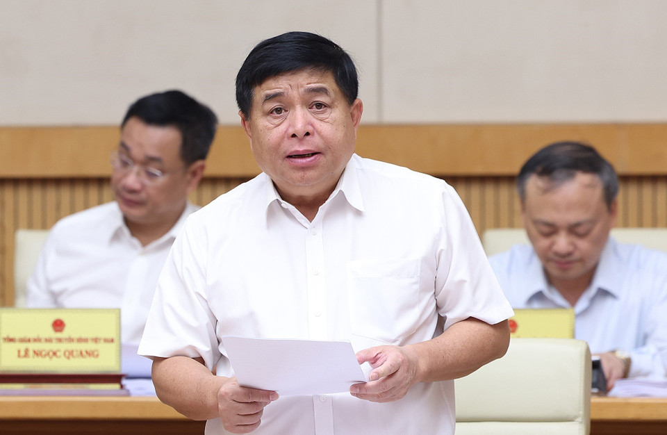 Bộ trưởng Bộ Kế hoạch và Đầu tư Nguyễn Chí Dũng báo cáo tình hình kinh tế-xã hội. (Ảnh: Dương Giang/TTXVN)