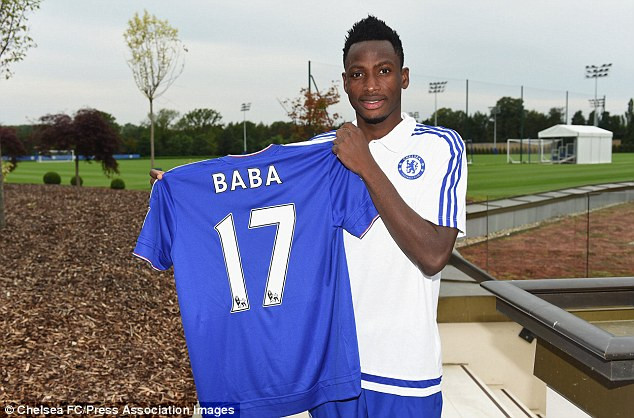 ... và hậu vệ Baba Rahman. (Nguồn: Chelsea FC)