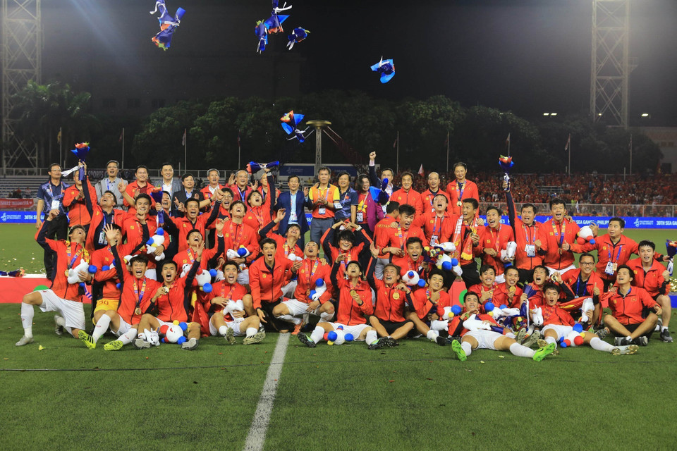 Đội U22 Việt Nam nhận chiếc HCV lịch sử môn bóng đá nam tại SEA Games 30. (Ảnh: Hoàng Linh/TTXVN)