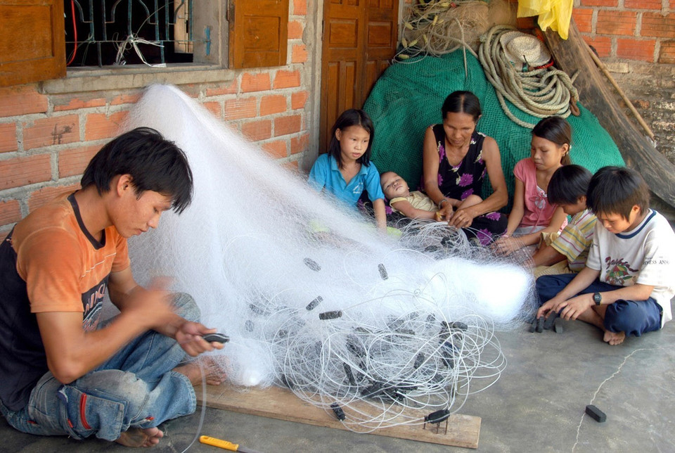 Công tác xóa đói giảm nghèo đạt được những thành tựu quan trọng, sớm đạt được nhiều chỉ tiêu phát triển thiên niên kỷ của Liên hợp quốc, được quốc tế đánh giá cao. Trong ảnh: Với việc thực hiện thành công dự án, sẽ không còn cảnh đói nghèo vì sinh nhiều con như gia đình này ở xã Cát Tiến, huyện Phù Cát (Bình Định). (Ảnh: Dương Ngọc/TTXVN)