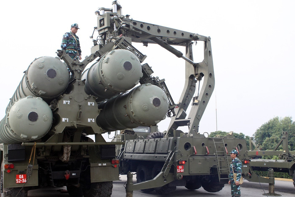 Dưới sự lãnh đạo toàn diện của Đảng, Quân đội nhân dân Việt Nam luôn phát huy bản chất cách mạng, trung thành tuyệt đối với Đảng, Tổ quốc và nhân dân, không ngừng phát triển lớn mạnh theo hướng chính quy, tinh nhuệ, từng bước hiện đại, sẵn sàng bảo vệ vững chắc Tổ quốc trong mọi tình huống. Trong ảnh: Lực lượng tên lửa phòng không hiện đại S-300 bảo vệ vững chắc chủ quyền lãnh thổ của Tổ quốc. (Ảnh: Trọng Đức/TTXVN)