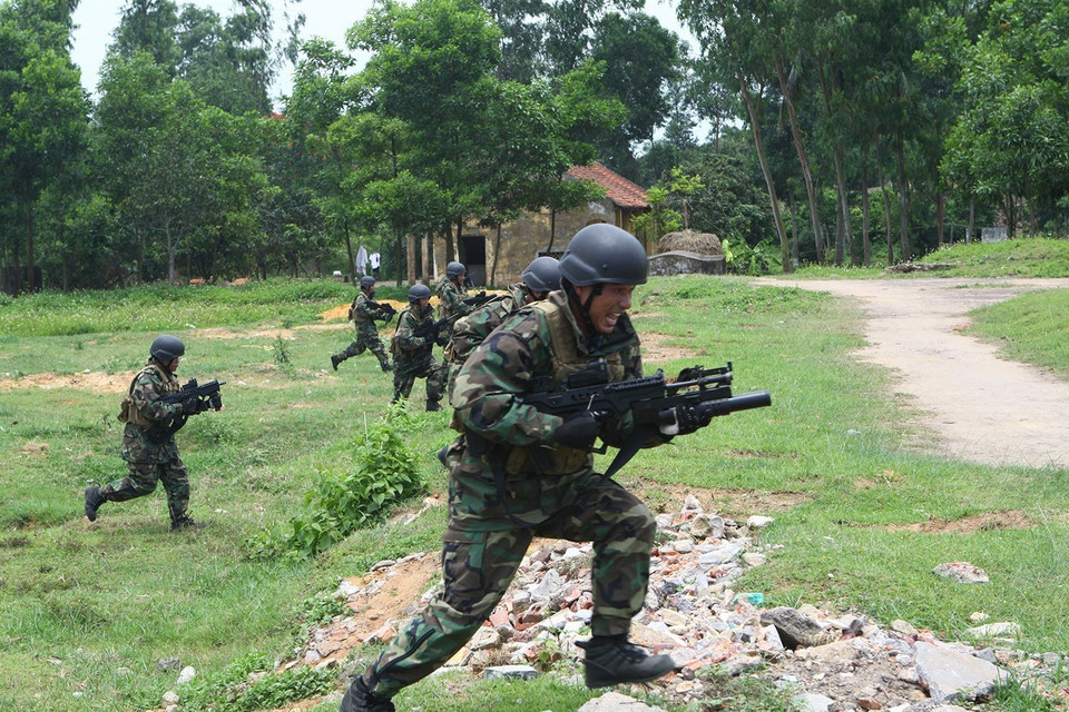 Dưới sự lãnh đạo toàn diện của Đảng, Quân đội nhân dân Việt Nam luôn phát huy bản chất cách mạng, trung thành tuyệt đối với Đảng, Tổ quốc và nhân dân, không ngừng phát triển lớn mạnh theo hướng chính quy, tinh nhuệ, từng bước hiện đại, sẵn sàng bảo vệ vững chắc Tổ quốc trong mọi tình huống. Trong ảnh: Hải quân đánh bộ sở hữu những vũ khí tinh nhuệ hàng đầu hiện nay. (Ảnh: Trọng Đức/TTXVN)