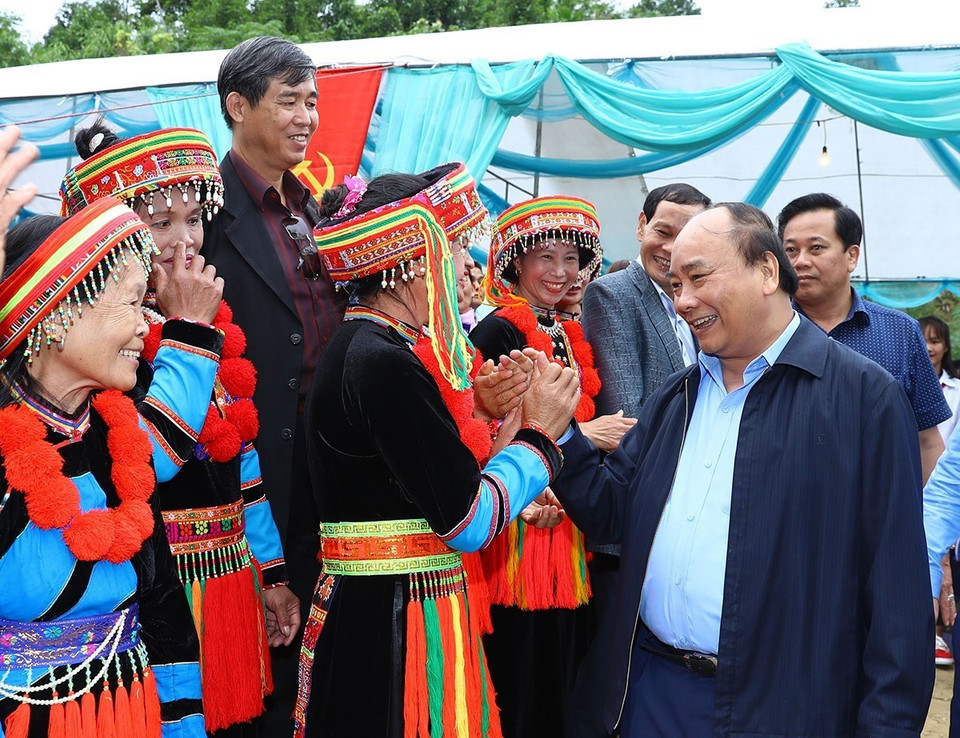 Dân chủ xã hội chủ nghĩa được phát huy và ngày càng mở rộng. Ðại đoàn kết toàn dân tộc được củng cố và tăng cường. Xây dựng Nhà nước pháp quyền và cả hệ thống chính trị được đẩy mạnh. Trong ảnh: Thủ tướng Nguyễn Xuân Phúc dự Ngày hội Đại đoàn kết toàn dân tộc cùng đồng bào dân tộc thôn Tân Thành, xã Nông Thượng, thành phố Bắc Kạn, tỉnh Bắc Kạn, chiều 19/11/2017. (Ảnh: Thống Nhất/TTXVN)