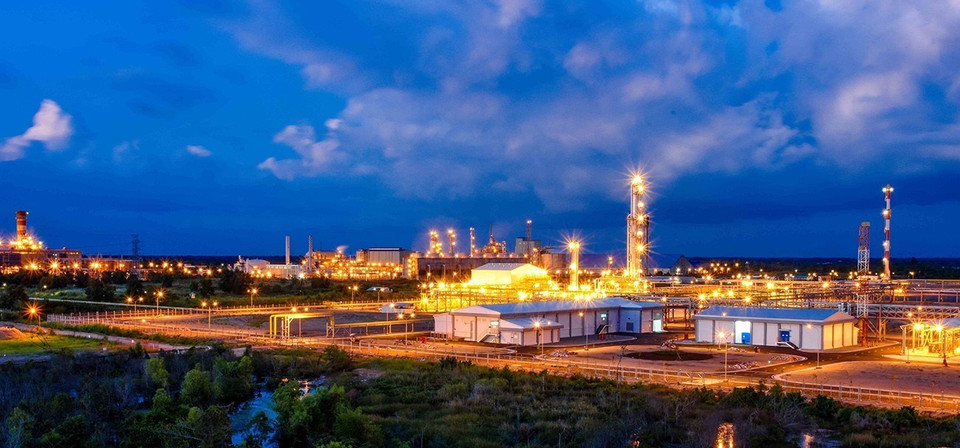 Trong gần 35 năm đổi mới, kinh tế Việt Nam đã đạt tốc độ tăng trưởng cao hơn hẳn thời kỳ trước đổi mới. ảnh: Cụm công nghiệp khí - điện - đạm Cà Mau mỗi năm đóng góp trên 40% nguồn thu ngân sách và tạo ra hơn 30% việc làm cho lao động địa phương tại tỉnh Cà Mau. (Ảnh: Huỳnh Thế Anh/TTXVN)