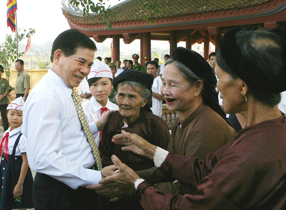 Dân chủ xã hội chủ nghĩa được phát huy và ngày càng mở rộng. Ðại đoàn kết toàn dân tộc được củng cố và tăng cường. Xây dựng Nhà nước pháp quyền và cả hệ thống chính trị được đẩy mạnh. Trong ảnh: Chủ tịch nước Nguyễn Minh Triết gặp gỡ, thăm hỏi nhân dân khu dân cư số 8, xã Kim Đức, thành phố Việt Trì (Phú Thọ) trong lần về dự Ngày hội Đại đoàn kết toàn dân tộc cùng nhân dân tại đây, sáng 11/11/2009. (Ảnh: Nguyễn Khang/TTXVN