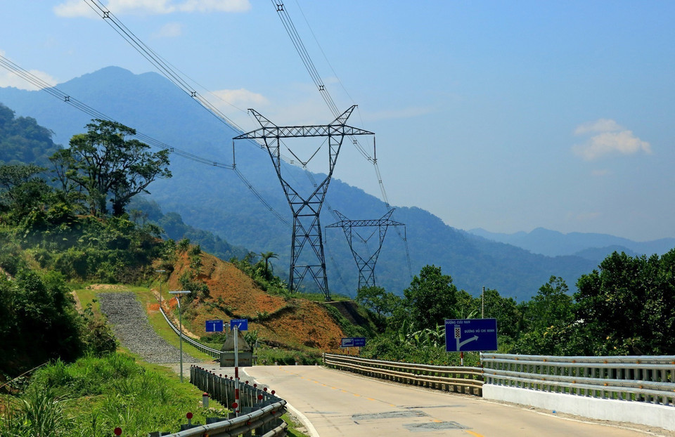 Đường dây tải điện siêu cao áp 500 KV kết nối hệ thống điện Bắc - Nam theo cả hai chiều, đảm bảo việc vận hành kinh tế các nhà máy điện trong cả nước, nâng cao độ an toàn cung cấp điện và chất lượng điện cho hệ thống điện quốc gia. (Ảnh: Ngọc Hà/TTXVN)
