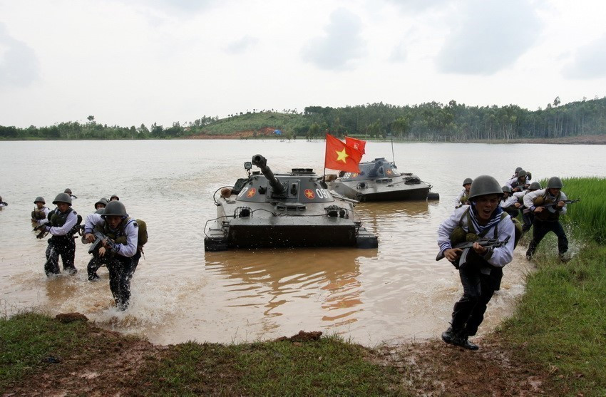 Dưới sự lãnh đạo toàn diện của Đảng, Quân đội nhân dân Việt Nam luôn phát huy bản chất cách mạng, trung thành tuyệt đối với Đảng, Tổ quốc và nhân dân, không ngừng phát triển lớn mạnh theo hướng chính quy, tinh nhuệ, từng bước hiện đại, sẵn sàng bảo vệ vững chắc Tổ quốc trong mọi tình huống. Trong ảnh: Trung đội tăng phối hợp với hải quân đánh bộ diễn tập tấn công. (Ảnh: Trọng Đức/TTXVN)