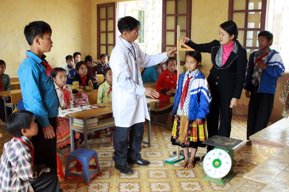 Lĩnh vực y tế phát triển mạnh mẽ, đạt nhiều thành tựu trong suốt những năm Đổi mới. Trong ảnh: Nhân viên y tế kiểm tra sức khỏe cho học sinh Trường Tiểu học xã Làng Chếu, huyện Bắc Yên. (Ảnh: Dương Ngọc/TTXVN)