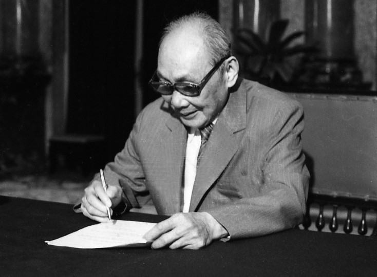 Chủ tịch Hội đồng Nhà nước Võ Chí Công ký sắc lệnh công bố Hiến pháp năm 1992. (Ảnh: Minh Điền/TTXVN)