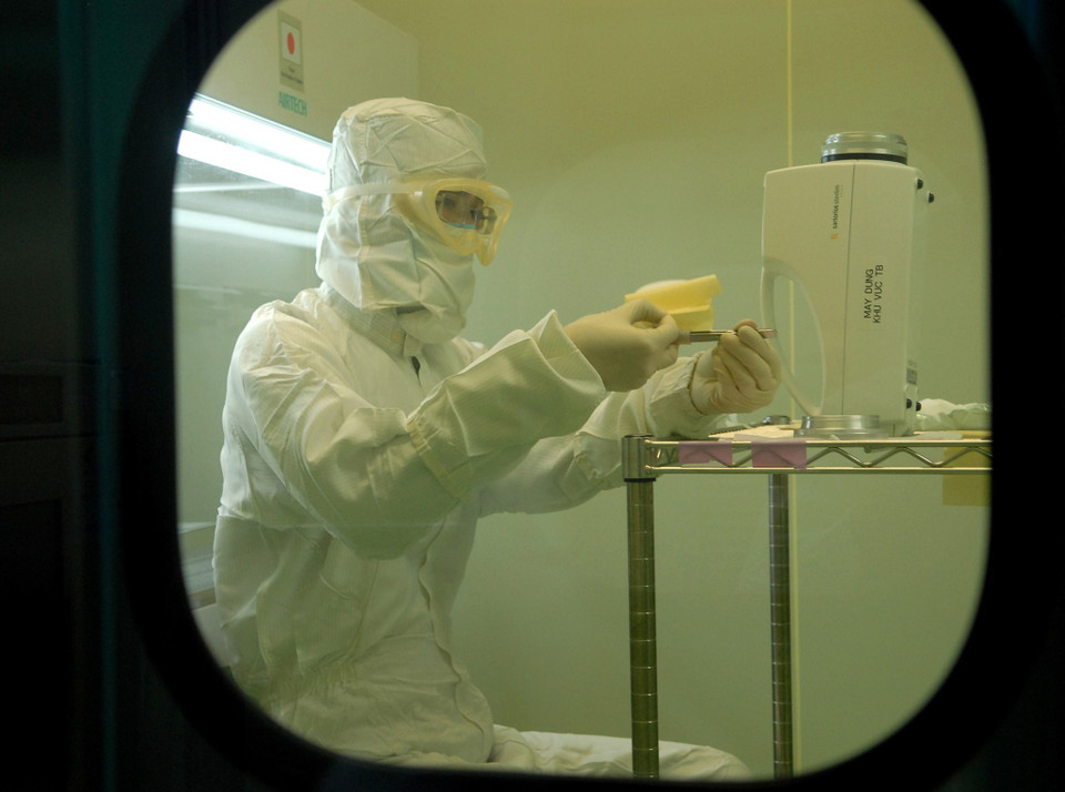 Lĩnh vực y tế phát triển mạnh mẽ, đạt nhiều thành tựu trong suốt những năm Đổi mới. Trong ảnh: Quy trình sản xuất vắc xin được thực hiện trong phòng vô trùng. (Ảnh: Danh Lam/TTXVN)