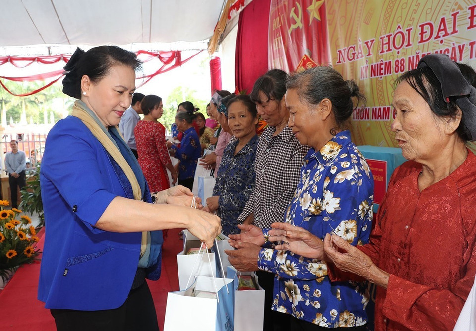 Dân chủ xã hội chủ nghĩa được phát huy và ngày càng mở rộng. Ðại đoàn kết toàn dân tộc được củng cố và tăng cường. Xây dựng Nhà nước pháp quyền và cả hệ thống chính trị được đẩy mạnh. Trong ảnh: Chủ tịch Quốc hội Nguyễn Thị Kim Ngân tặng quà người nhân dân thôn Nam Ô Trình tại Ngày hội Đoàn kết toàn dân tộc của thôn Nam Ô Trình, xã Thụy Trình, huyện Thái Thụy, tỉnh Thái Bình, ngày 17/11/2018. (Ảnh: Trọng Đức/TTXVN)