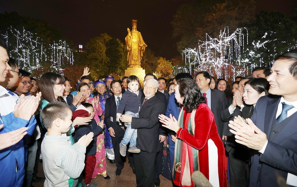 Dân chủ xã hội chủ nghĩa được phát huy và ngày càng mở rộng. Ðại đoàn kết toàn dân tộc được củng cố và tăng cường. Xây dựng Nhà nước pháp quyền và cả hệ thống chính trị được đẩy mạnh. Trong ảnh: Tổng Bí thư Nguyễn Phú Trọng gặp gỡ nhân dân Hà Nội trong ngày 30 Tết Nguyên đán Mậu Tuất (15/2/2018). (Ảnh: Trí Dũng/TTXVN)