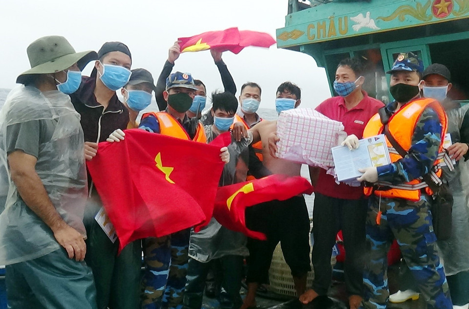 Lực lượng Cảnh sát biển Việt Nam tặng quà cho ngư dân Nghệ An. (Ảnh: TTXVN phát)