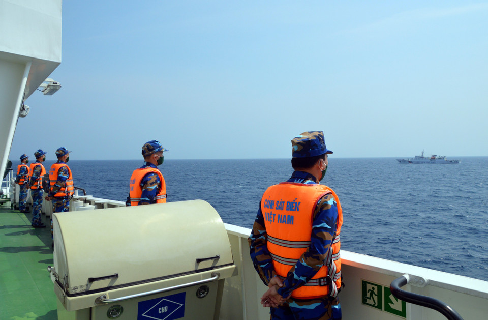 Lực lượng Cảnh sát biển hai nước thực hiện nghi thức chào xã giao trên biển. (Ảnh: TTXVN phát)