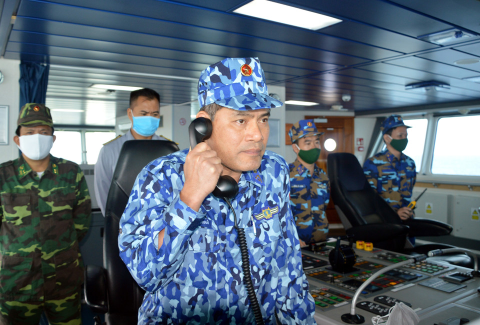 Thượng tá Lương Cao Khải hội đàm với chỉ huy lực lượng kiểm tra liên hợp Trung Quốc. (Ảnh: TTXVN phát)