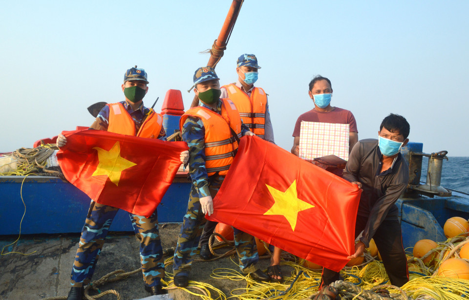 Lực lượng Cảnh sát biển Việt Nam tặng quà cho ngư dân Quảng Ngãi. (Ảnh: TTXVN phát)