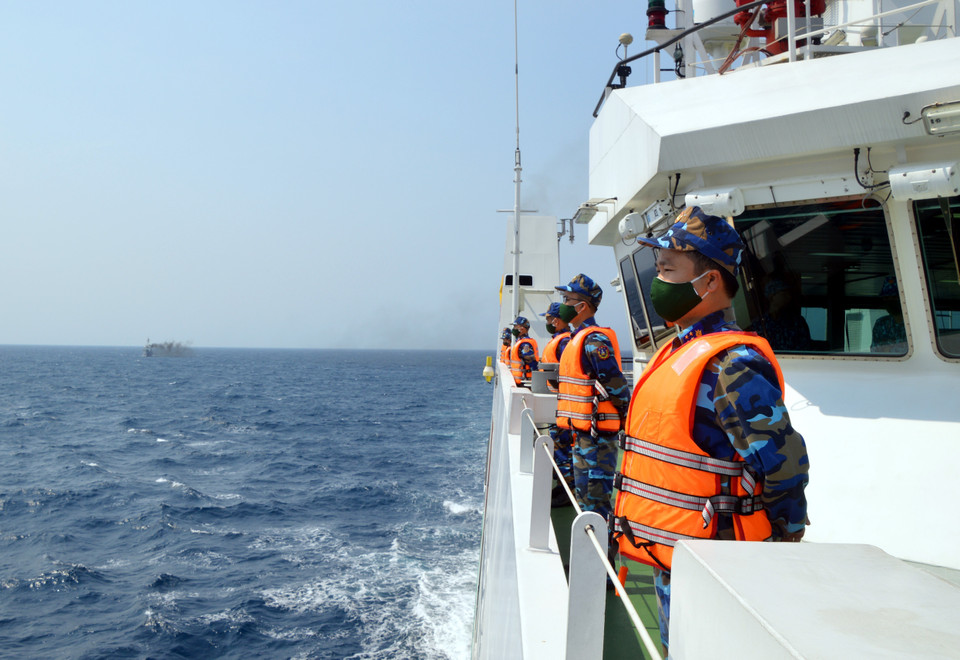 Lực lượng kiểm tra liên hợp hai nước chào xã giao trên biển. (Ảnh: TTXVN phát)