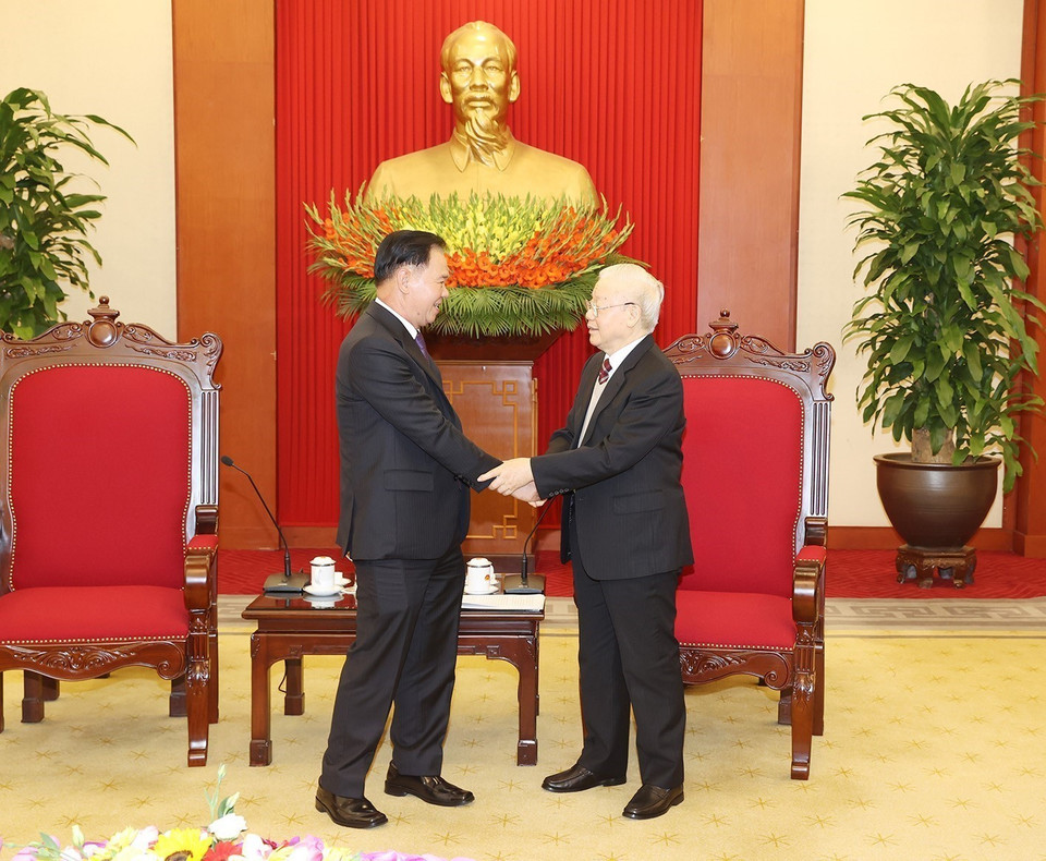 Tổng Bí thư Nguyễn Phú Trọng tiếp Chánh Văn phòng Trung ương Đảng NDCM Lào Thongsalith Mangnomek. (Ảnh: Trí Dũng/TTXVN)