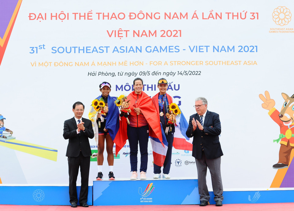 Ban tổ chức trao huy chương vàng cho vận động viên Phạm Thị Huệ (Việt Nam), huy chương bạc cho Joanie Delgaco (Philippines) và huy chương đồng cho Nuntida Krajangjam (Thái Lan) ở nội dung thi đơn nữ hạng nặng chèo đôi (W1X). (Ảnh: Minh Đức/TTXVN)