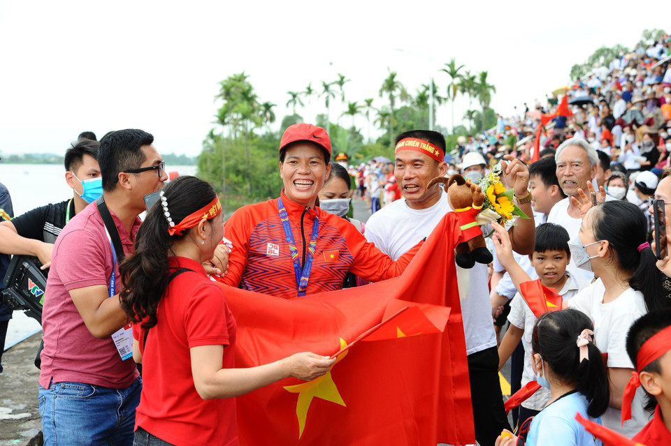 Người hâm mộ chúc mừng vận động viên Phạm Thị Huệ giành Huy chương vàng nội dung Đơn nữ hạng nặng chèo đôi (W1X). (Ảnh: Minh Đức/TTXVN)