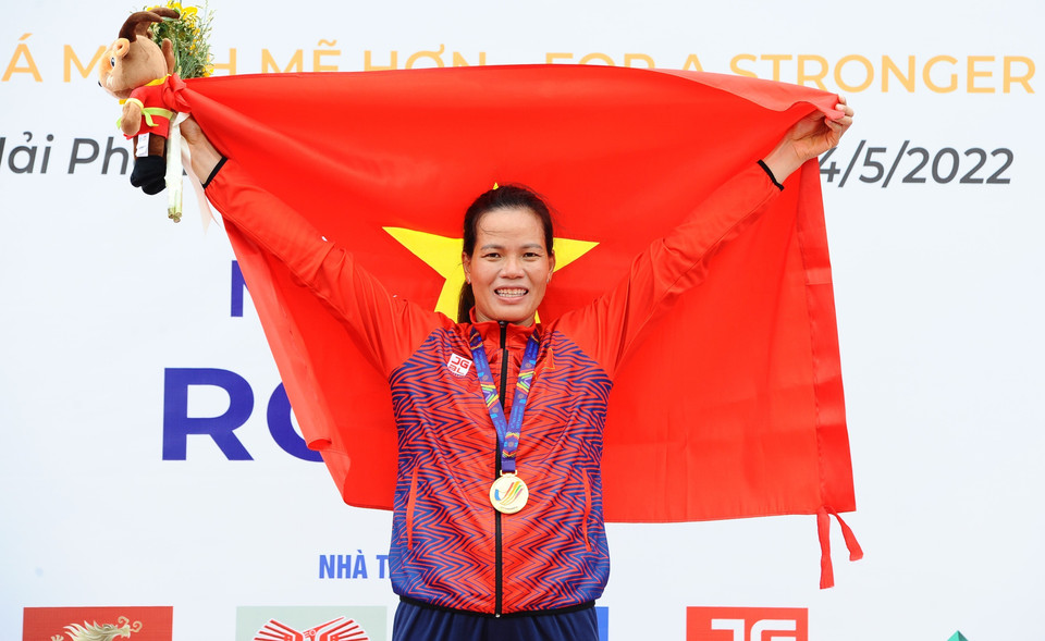 Vận động viên Phạm Thị Huệ đoạt huy chương vàng nội dung thi đơn nữ hạng nặng chèo đôi (W1X). (Ảnh: Minh Đức/TTXVN)