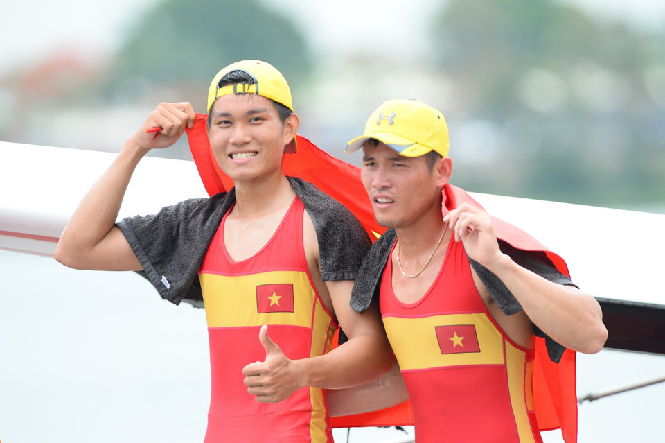 Niềm vui của đôi vận động viên Trần Dương Nghĩa và Phạm Mạnh Linh đoạt huy chương vàng ở nội dung Đôi nam hạng nặng chèo đơn (M2-). 