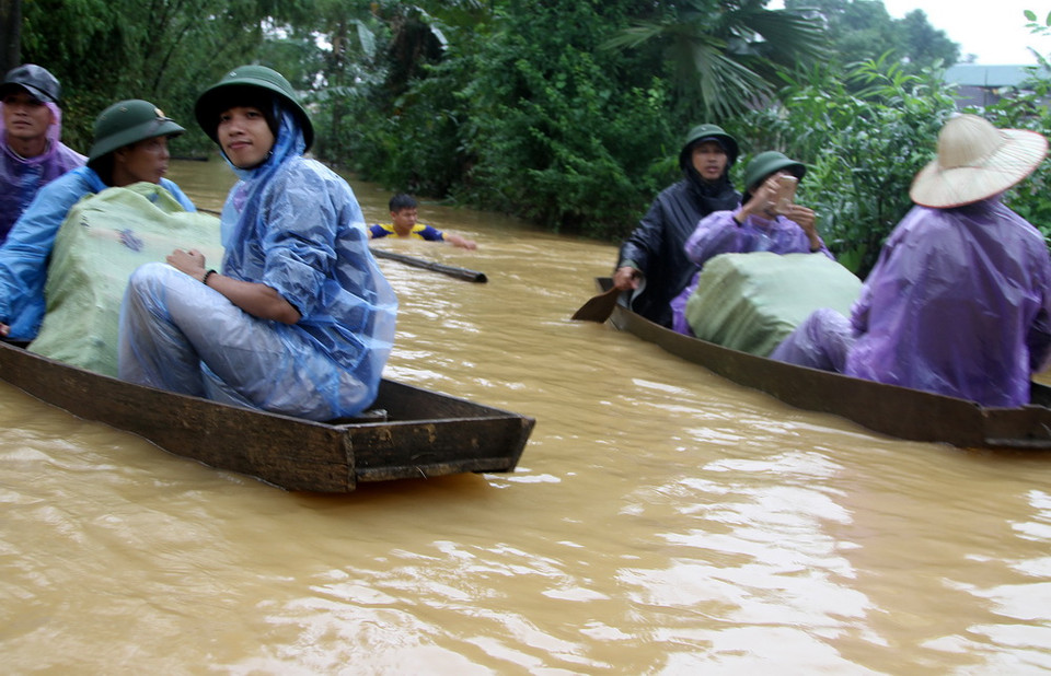 Nhiều đoàn từ thiện trong cả nước về Hương Khê, chèo thuyền đến từng gia đình bị ngập để hỗ trợ. (Ảnh: Việt Hoàng/Vietnam+)