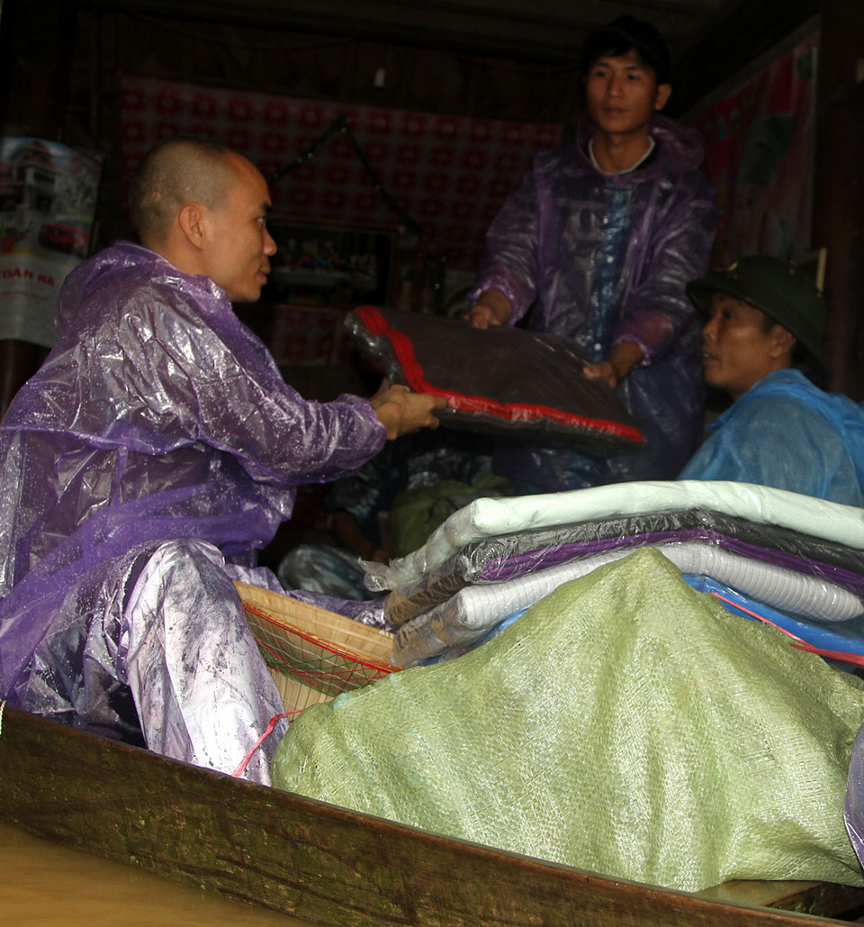 Thầy Thích Tâm Quang phụ trách phật tử ở tỉnh Hà Tĩnh trao quà cho gia đình anh Nguyễn Văn Sơn ở tổ 4, xã Hà Linh (Hương Khê). (Ảnh: Việt Hoàng/Vietnam+)