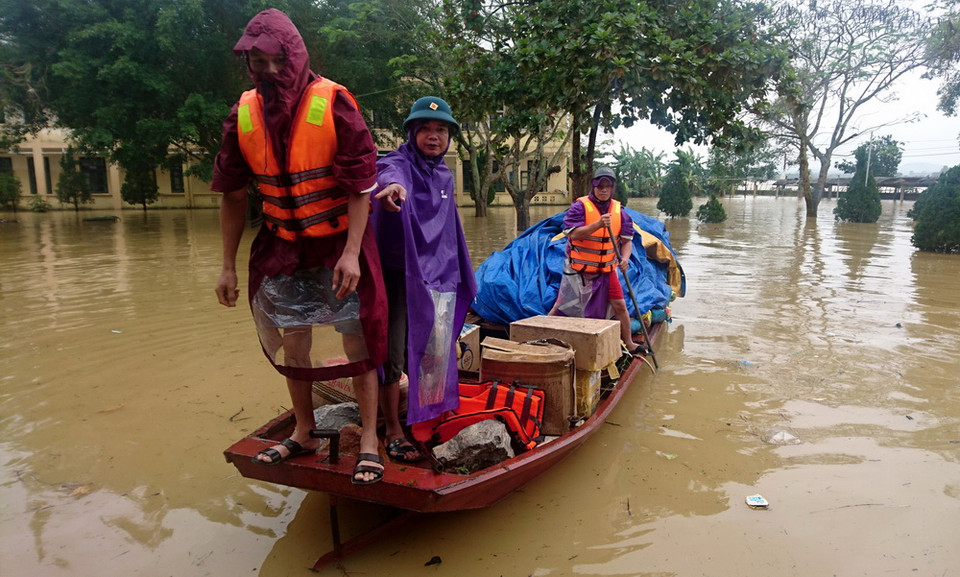 Chính quyền xã Phương Mỹ (Hương Khê, Hà Tĩnh) chuẩn bị những chuyến hàng nhu yếu phẩm để cứu trợ các hộ bị ngập và gia đình khó khăn, neo đơn. (Ảnh: Việt Hoàng/Vietnam+)