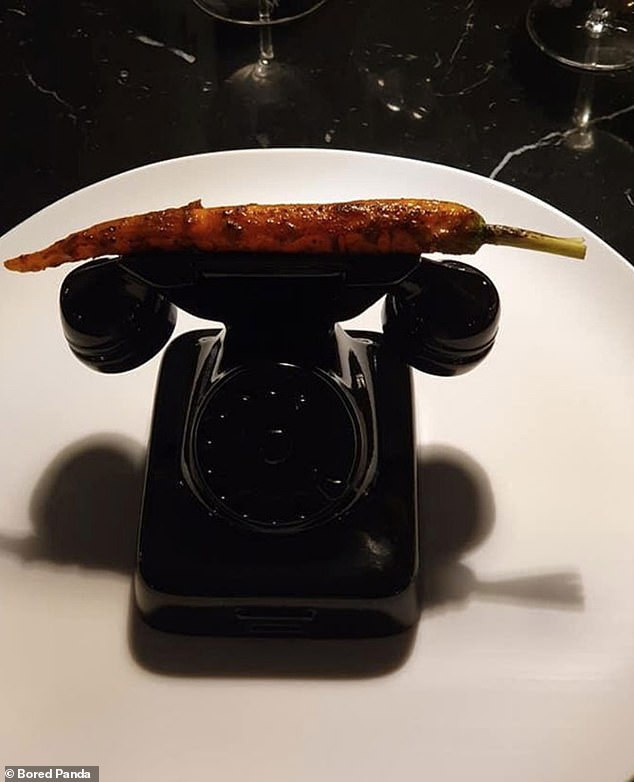 Một củ cà rốt nướng đặt trên một chiếc điện thoại kiểu cổ. (Nguồn: Daily Mail)