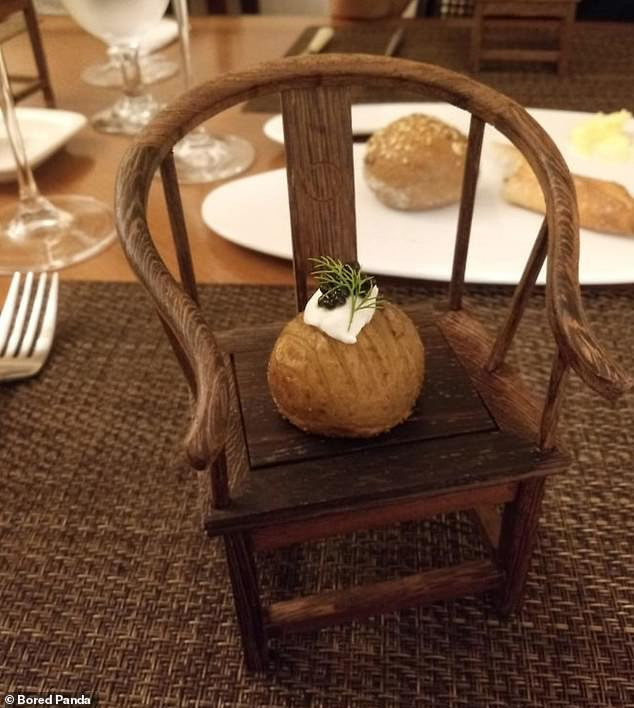Nhà hàng này bày duy nhất một củ khoai tây lên một chiếc ghế gỗ mini. (Nguồn: Daily Mail)