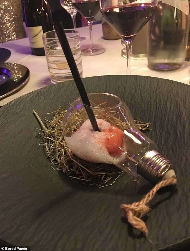 Món kem sorbet trong một chiếc bóng đèn cũ. (Nguồn: Daily Mail)